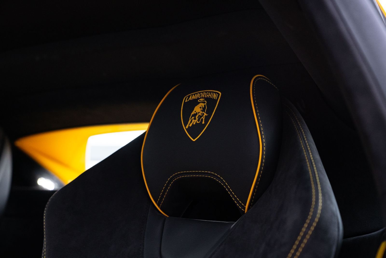 Rent Huracan Tecnica 2023 in Dubai