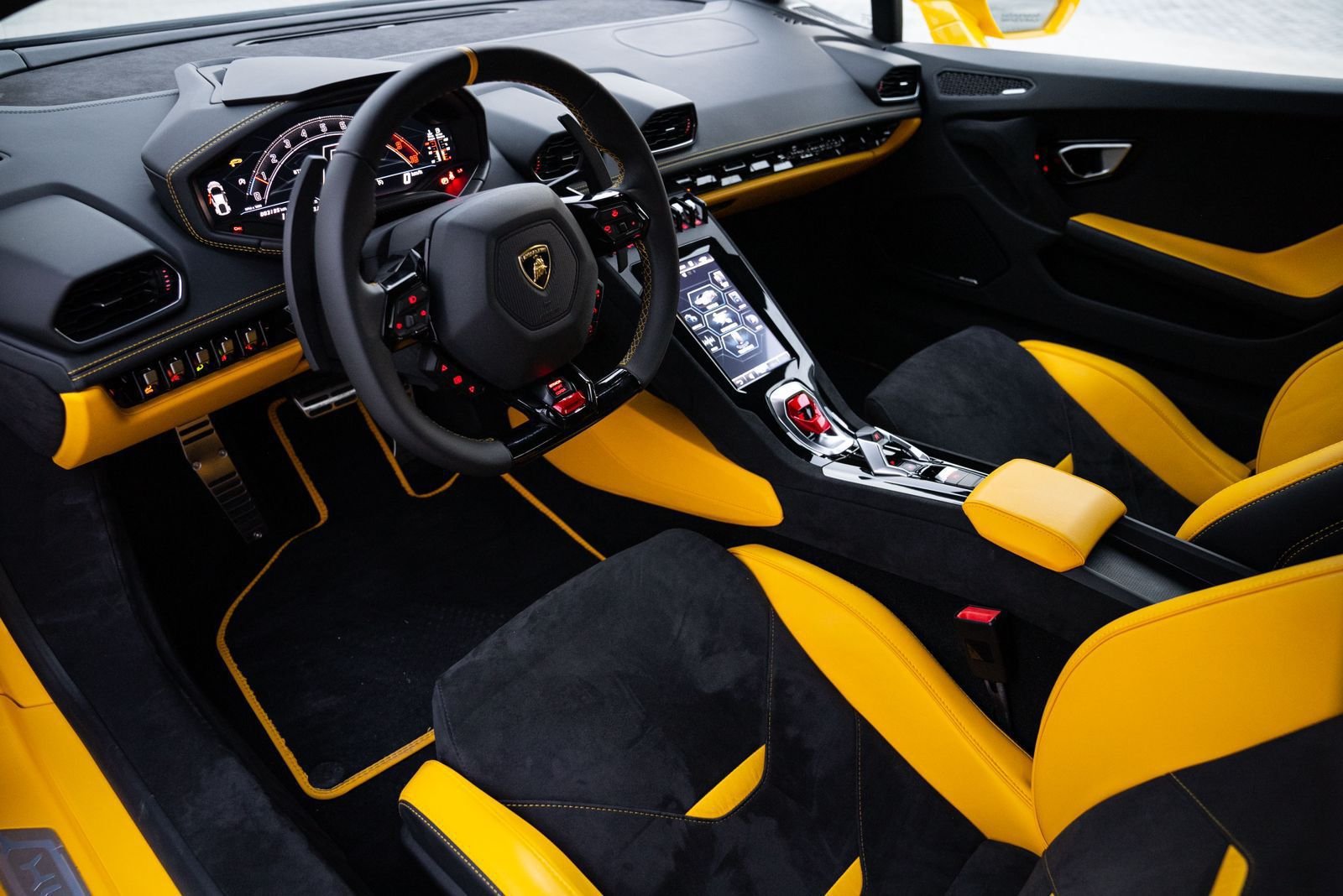 Rent Huracan Tecnica 2023 in Dubai