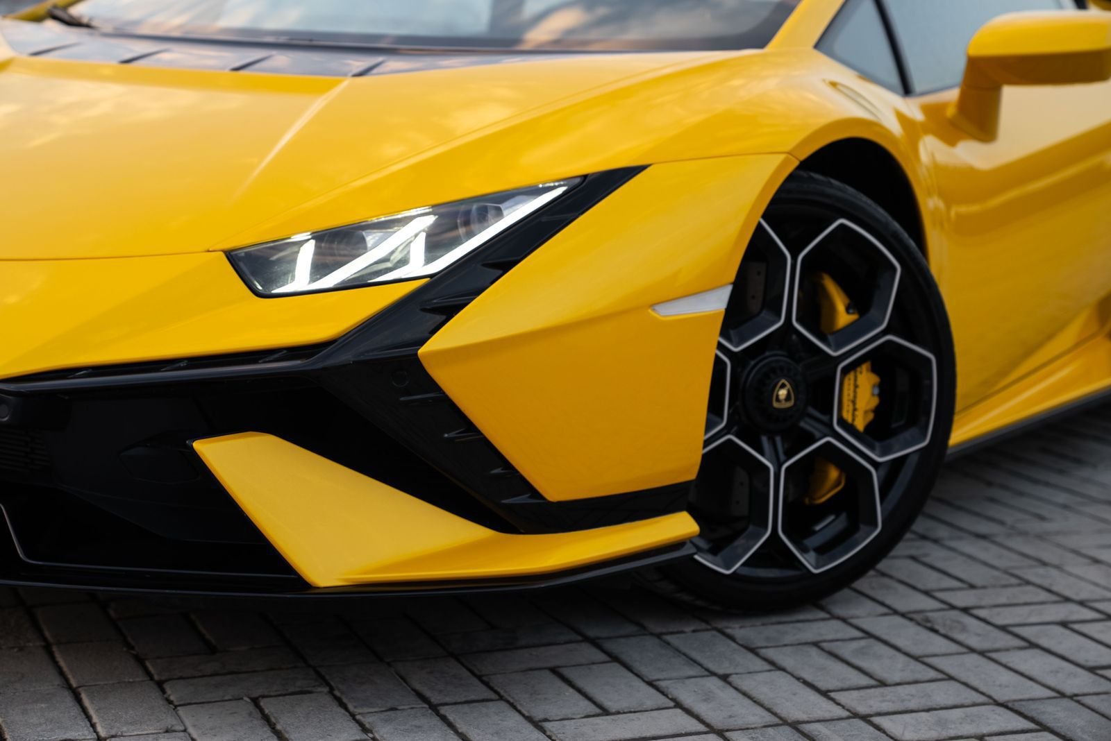 Rent Huracan Tecnica 2023 in Dubai