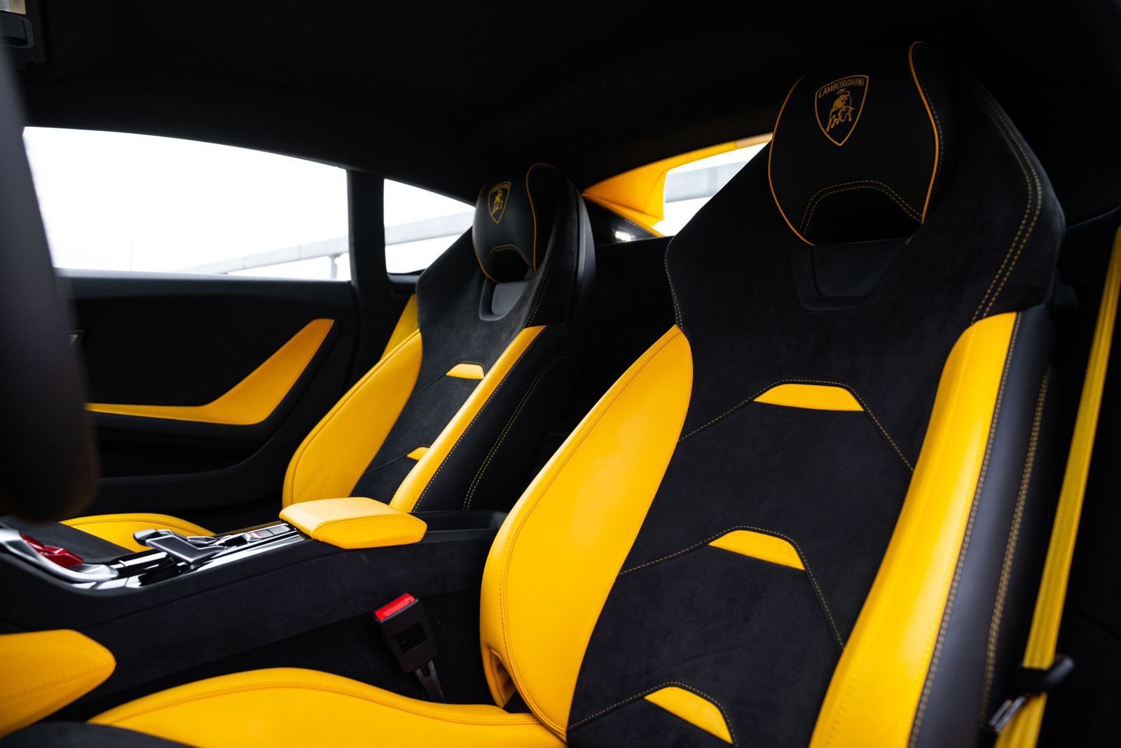 Rent Huracan Tecnica 2023 in Dubai