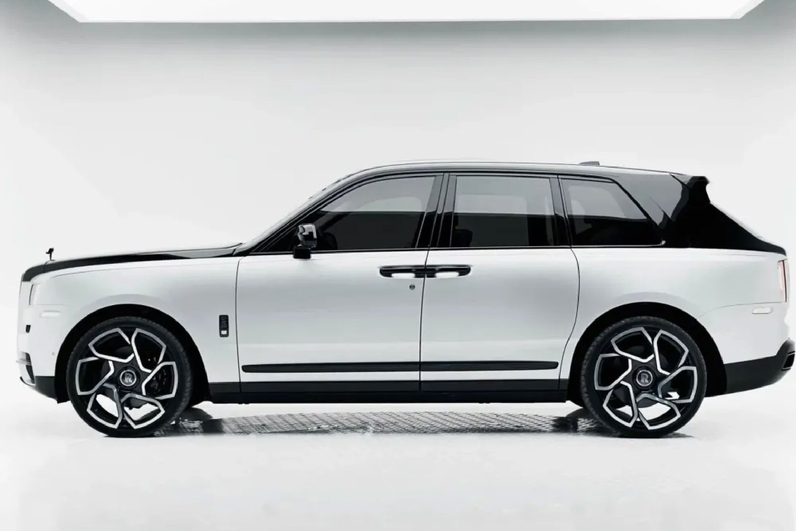 Rolls-Royce Cullinan Black Badge Rental in Dubai